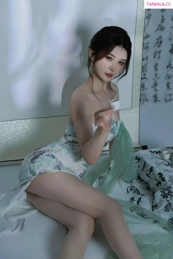   [XiuRen]高清写真图 2025.08.27 No.10694 阿依莎 浅色古风第2张图片